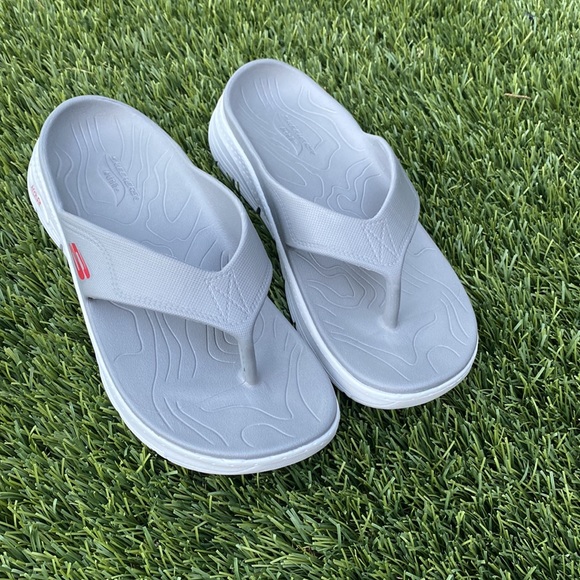 Skechers Other - 🩴 *NEW* MEN'S Sketchers with Arch Fit